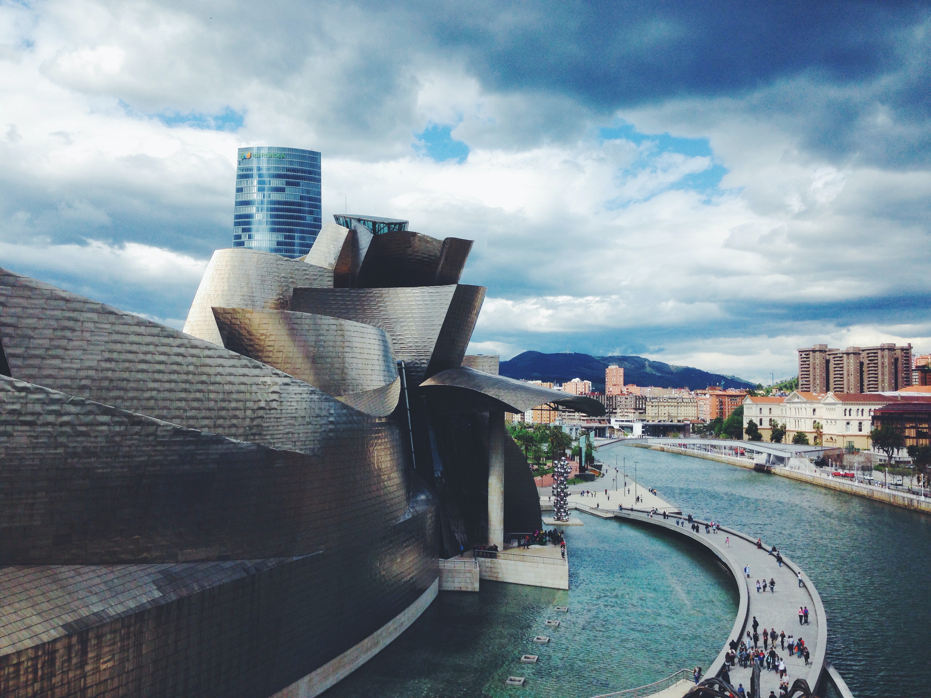 arquitectura-iberdrola-universidaddeusto-museoguggenheim-turismo-ekooshostel
